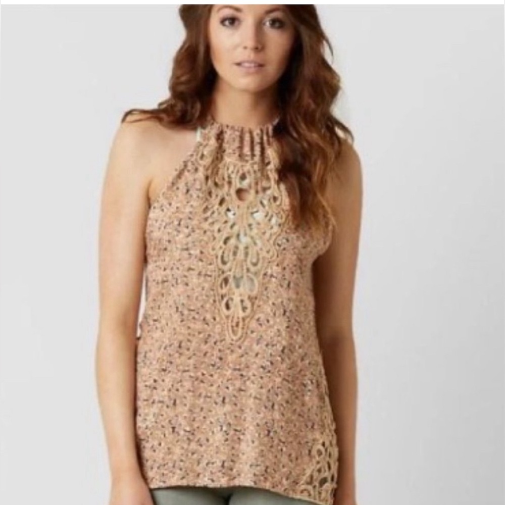 Buckle gimmicks floral top